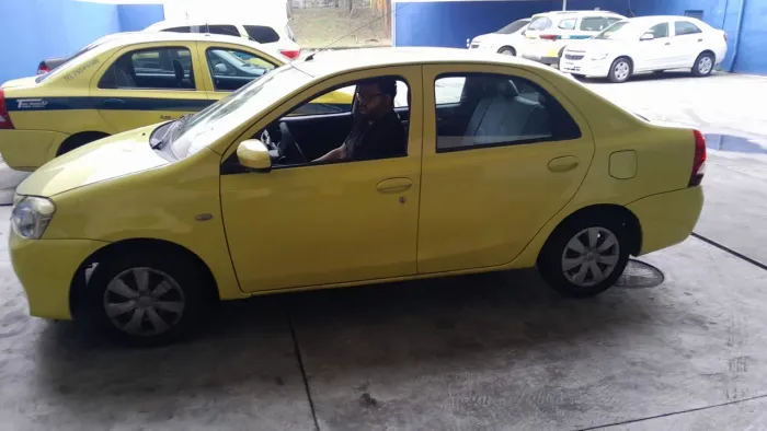 Alugo Meio período ETIOS 2016 com Gnv