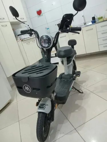 Scooter eletrica Kuyan 2025