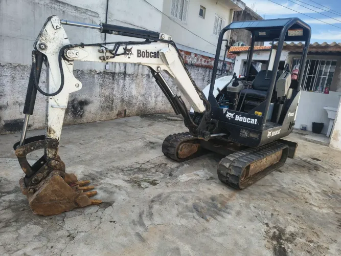Mini escavadeira Bobcat 325