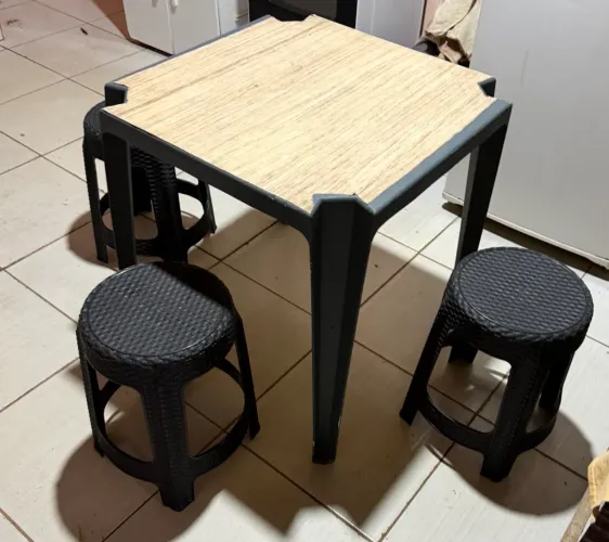 Jogo de mesa de plástico com 3 bancos usados barato