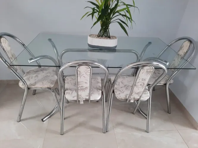 Mesa de vidro 6 lugares base de alumínio R$850,00