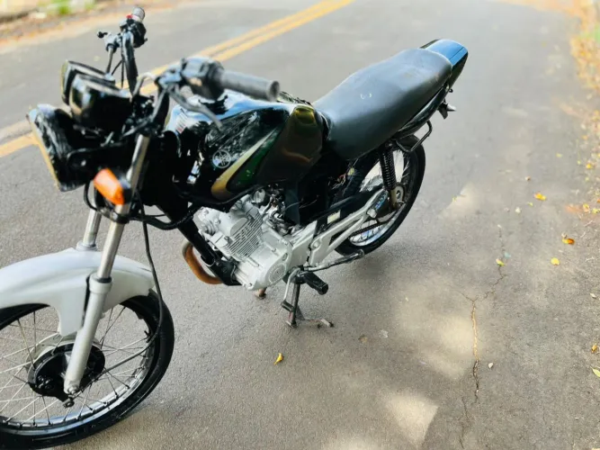Vendo ybr 125 leilão, tem umas coisa pra fazer