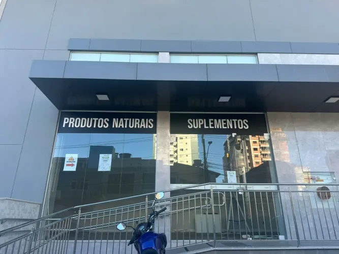 Loja comercial com 54 m² privativos, localizada em Barreiros, São José, no Splendor Reside