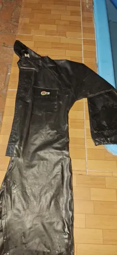 Capa de chuva tamanho M  modelo (macacão)