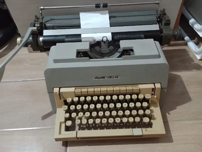 Máquina de escrever Olivetti Línea 98