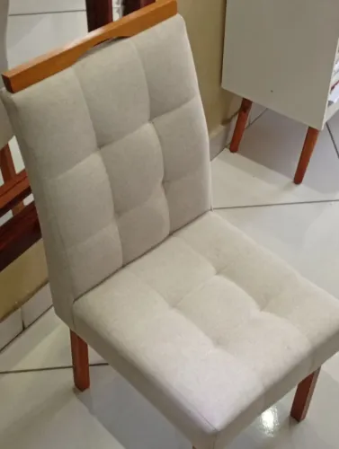 Cadeira em linho e pés em madeira