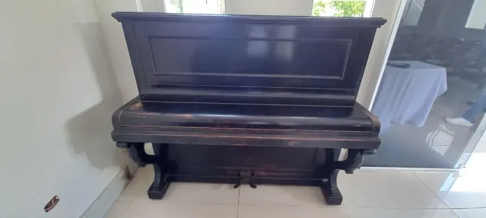 Piano Boisselot antigo