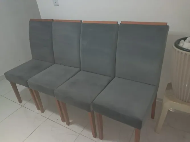 4 cadeiras na cor cinza escuro