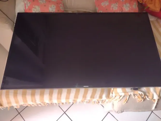Samsung UN49J5200AG / LED de 49 polegadas. (COM DEFEITO DE TELA)(PARA RETIRADA DE PEÇAS)