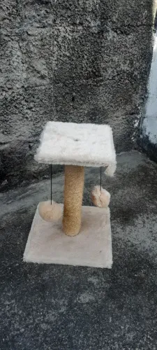 Arranhador junto com brinquedo p/ gatos