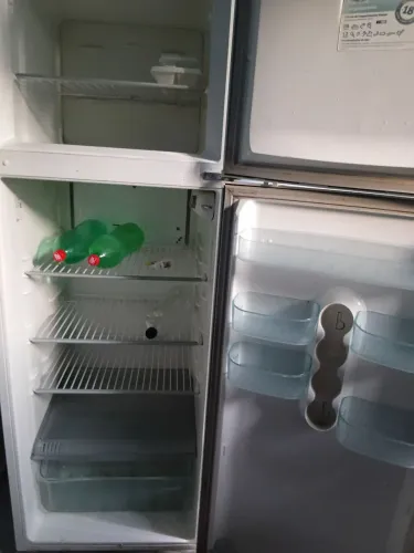 Vende se uma geladeira com defeito