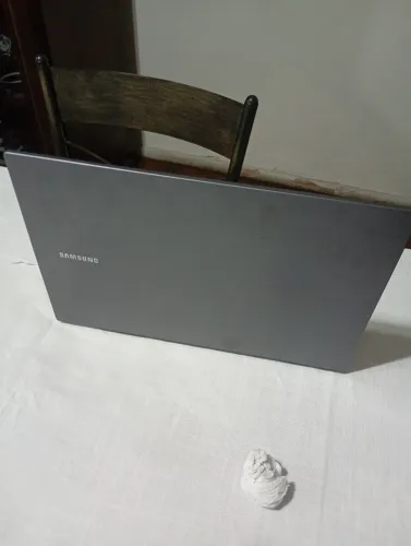 Notebook Samsung com a tela trincada