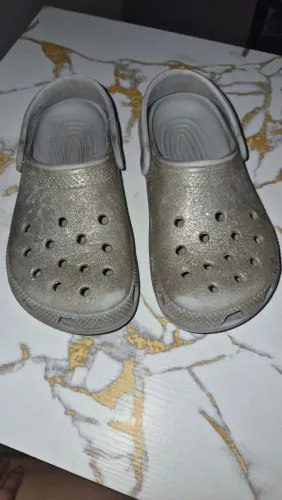 Crocs infantil, com mariquinhas de uso tamanho 33