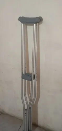 Par de muletas ortopédica axilar de alumínio.