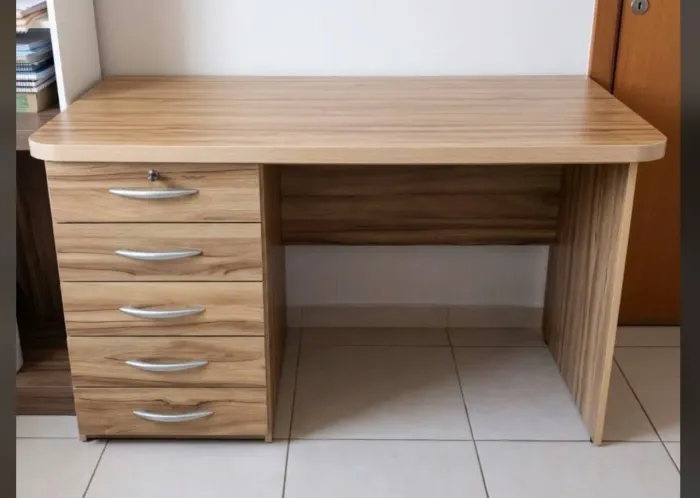 Mesa de estudos com 5 gavetas