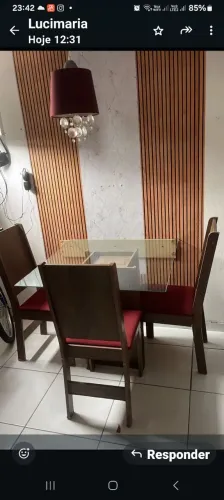 Mesa De Vidro Com 4 Cadeiras e Base De Madeira.