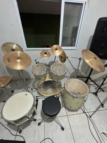 Bateria acústica completa D One + Pratos Zeus + pedal Duplo Gibraltar
