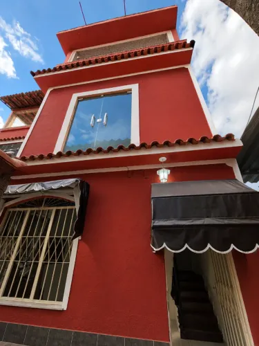 ALUGA-SE | EXCELENTE CASA TRIPLEX COM ÁREA GOURMET EM BANGU