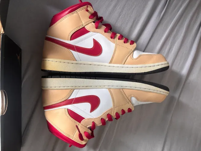 Jordan 1 Mid Light Curry