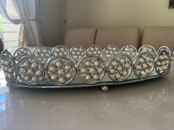Bandeja espelhada decorativa com pérolas 