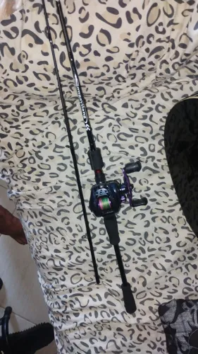 Vara de pesca com carretilha e linha, semi nova