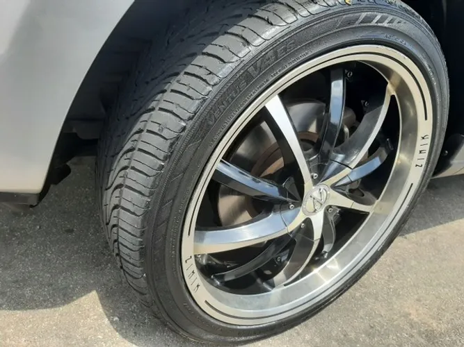 Roda aro 20 raiada preta com diamantado com pneu 245 40 20 hankook