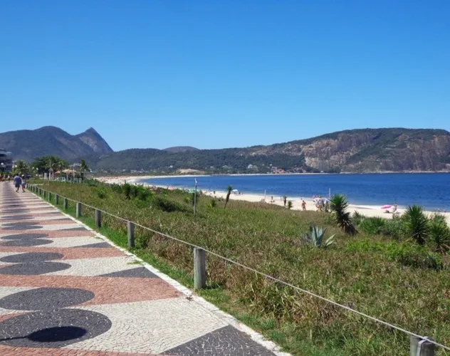 Camboinhas lindo lote plano e bem pertinho do mar .....