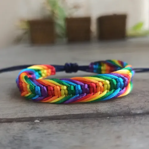 Pulseira macrame arco-íris