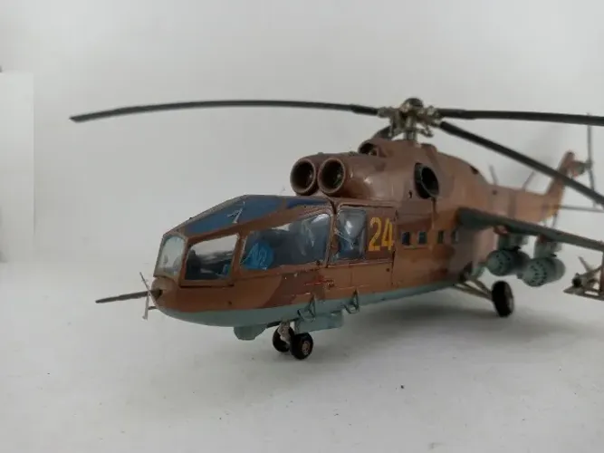 Helicóptero Hind Modelo A Plastimodelo Montado e Pintado Hasegawa 1:72