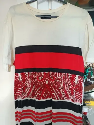 Camisa branca e vermelha da Zara