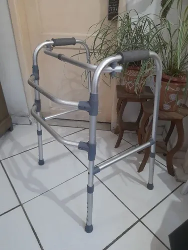 Andador articulado dobrável