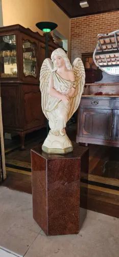 Antiguidades, pedestal e anjo antigo, decoração