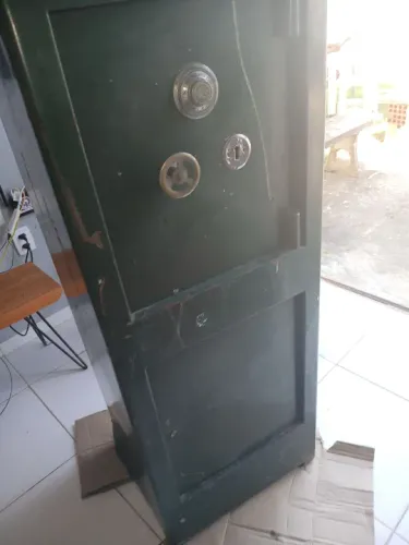 Cofre de aço - ideal para guardar suas economias!