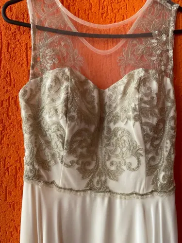 Vestido branco com renda bordada P