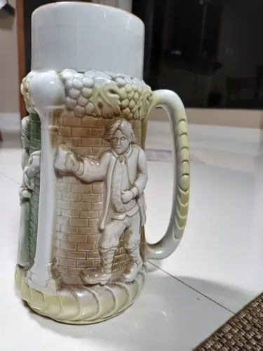 PORCELANA MONTE SIÄO n° 111. Caneca de lembrança de Poços de Caldas. Antiguidade 