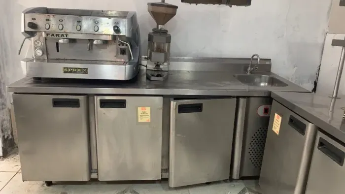 Balcão refrigerado com pia 
