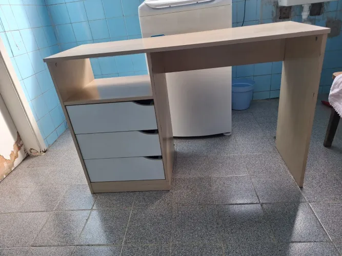 Vendo escrivaninha muito bem conservada. Possui três gavetas.