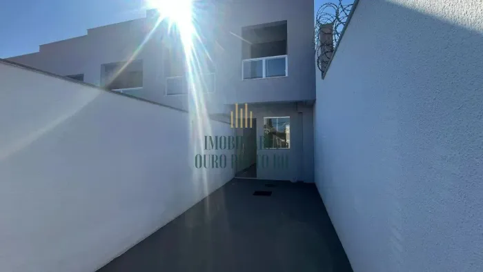 Casa Geminada com 2 quartos á venda no Floramar.