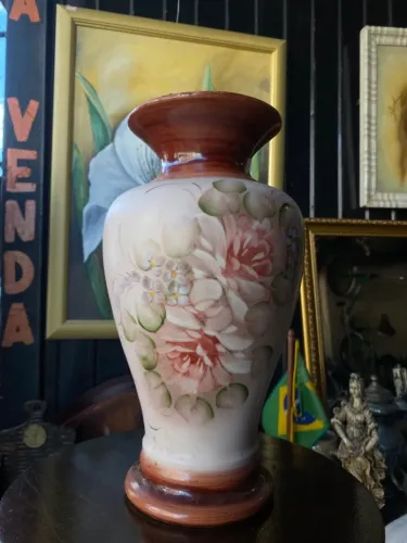 Vaso de porcelana antigo pintado à mão.
