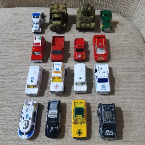 Coleção com 16 carrinhos de ferro
