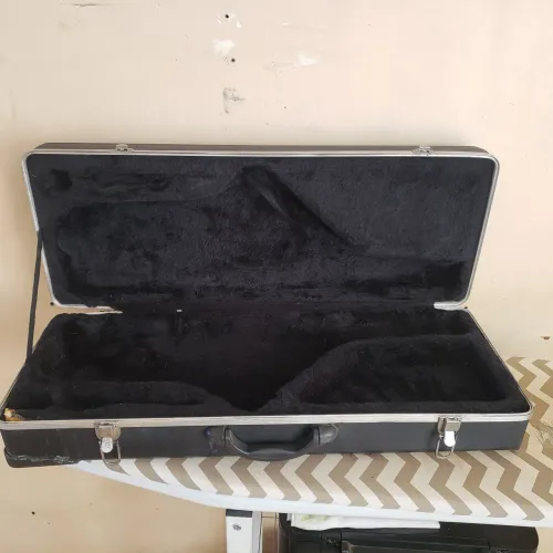 Case rígido para sax tenor. 