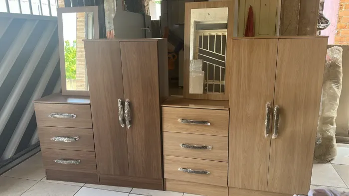 Guarda-Roupa com Cômoda e Espelho