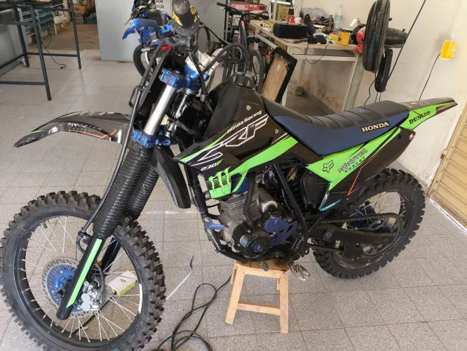 Moto de trilha XR 200
