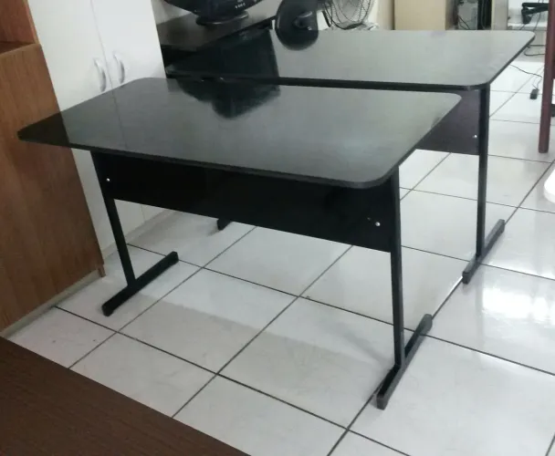 Escrivaninha de escritório ou estudo preta, entrego