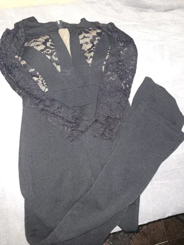Macacão Preto com Detalhe em Renda