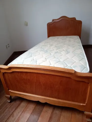 Cama antiga de solteiro de peroba com colchão. 