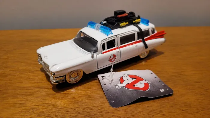 Miniatura Ecto-1 Ghostbusters Jadstoys 1:32 perfeita