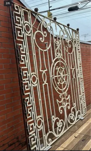 Grade/portão em ferro fundido antiga