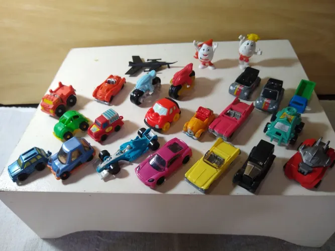 Kinder / lote carrinhos e outros 