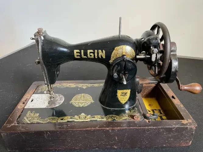 Máquina de Costurar ELGIN